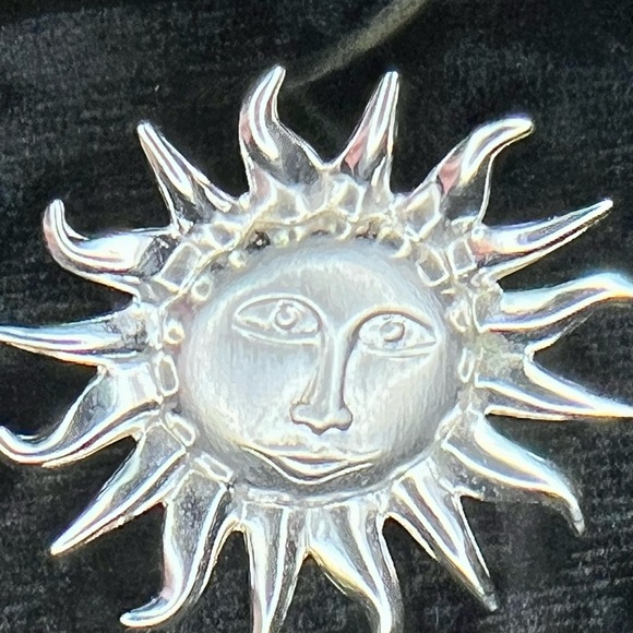 This vintage Beau brooch pin is a tribal sun god - Picture 2 of 3